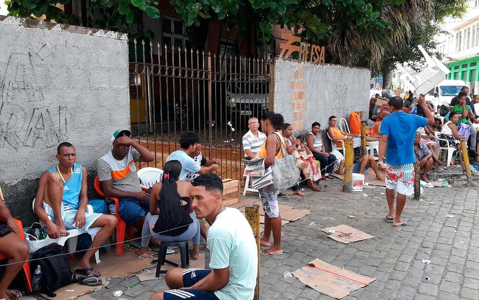 Eleitores formaram fila do lado de fora da Estação Ferroviária da Calçada, em Salvador, antes da manifestação (Foto: Júlio César/TV Bahia)