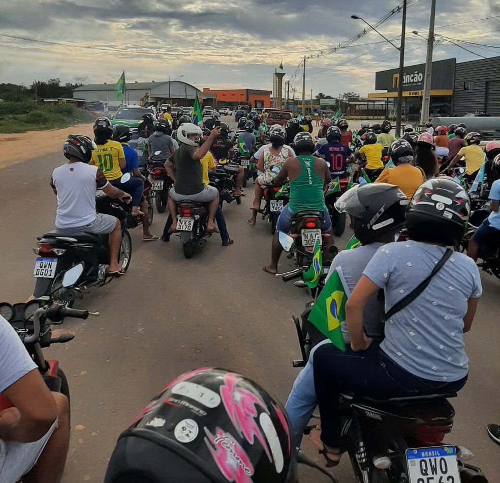 CRUZEIRO DO SUL (AC) - Ato em Cruzeiro do Sul a favor do presidente Bolsonaro ocorreu nesta terça (7) — Foto: Natan de Souza Castro/Arquivo pessoal