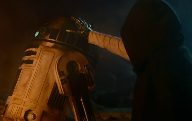 Mão robótica não deixa dúvidas: esse encapuzado é Luke Skywalker. Mas é só isso que conseguimos ver dele por enquanto no novo 'Star Wars' (Foto: Reprodução/YouTube/Star Wars)