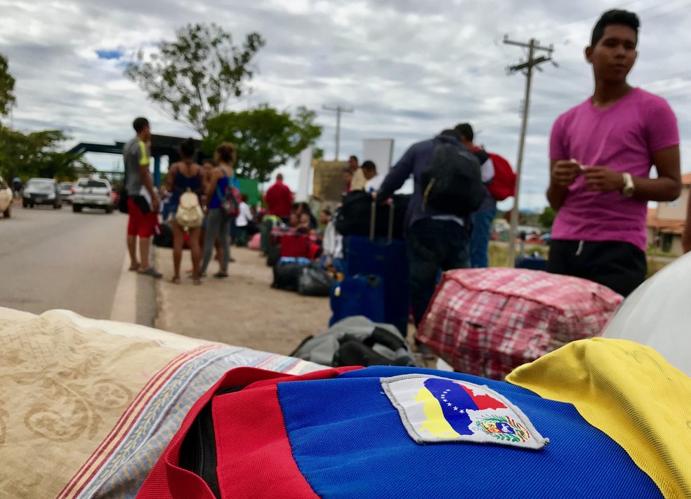 Fila de imigrantes venezuelanos em Pacaraima, na fronteira do Brasil com a Venezuela, em fevereiro deste ano (Foto: Alan Chaves/G1 RR/Arquivo)