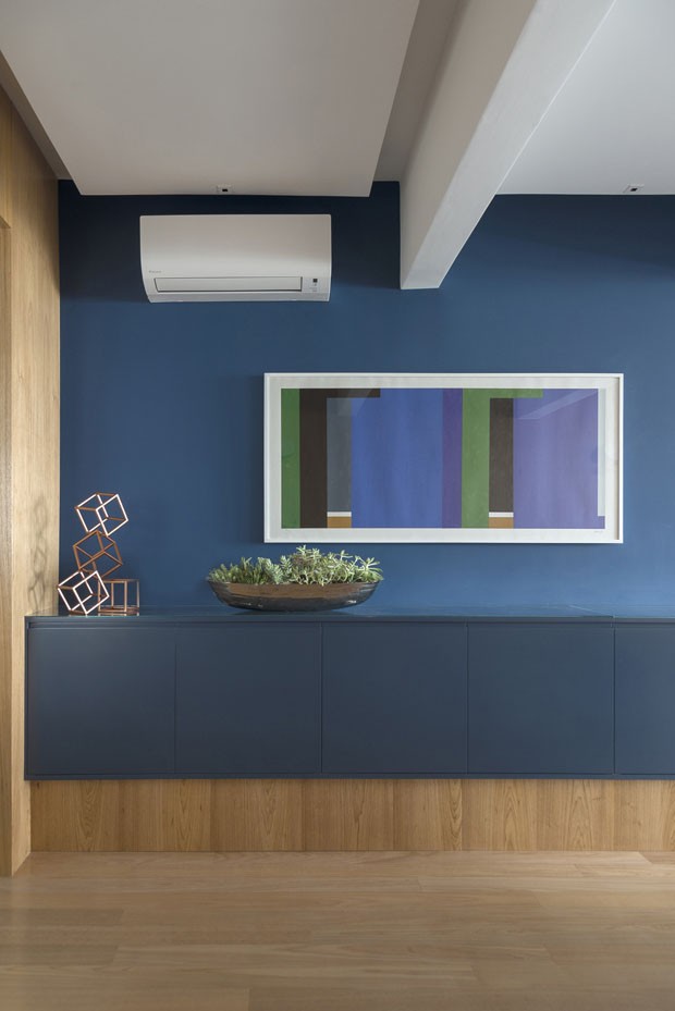 Parede azul e marcenaria são destaques em apartamento de 240 m² (Foto: Cacá Bratke)