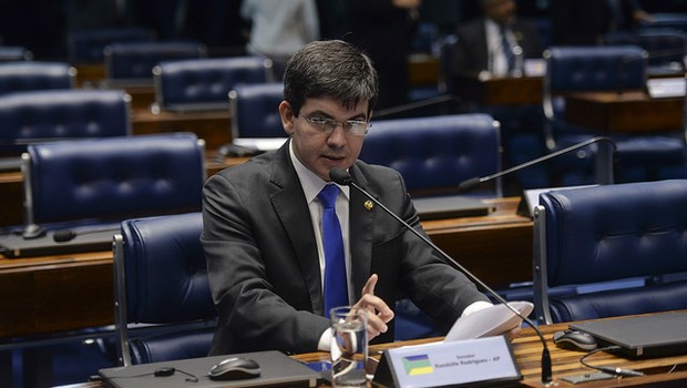 Em pronunciamento, senador Randolfe Rodrigues (Foto: Jefferson Rudy/Agência Senado)