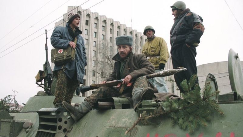 Chechenos durante a ocupação russa de Grozny nos anos 1990 (Foto: Getty Images via BBC News)
