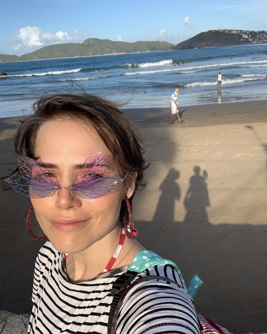 Leticia Colin surge na praia com óculos diferentão