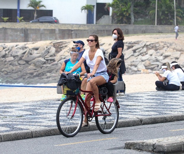 Luiza Valdetaro pedala com filha caçula, Sophia, na garupa (Foto: AgNews)