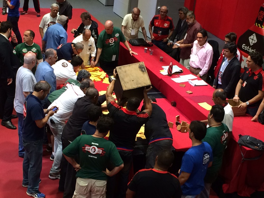 Situação pede impugnação de comissão eleitoral que decidirá cores na eleição do Flamengo