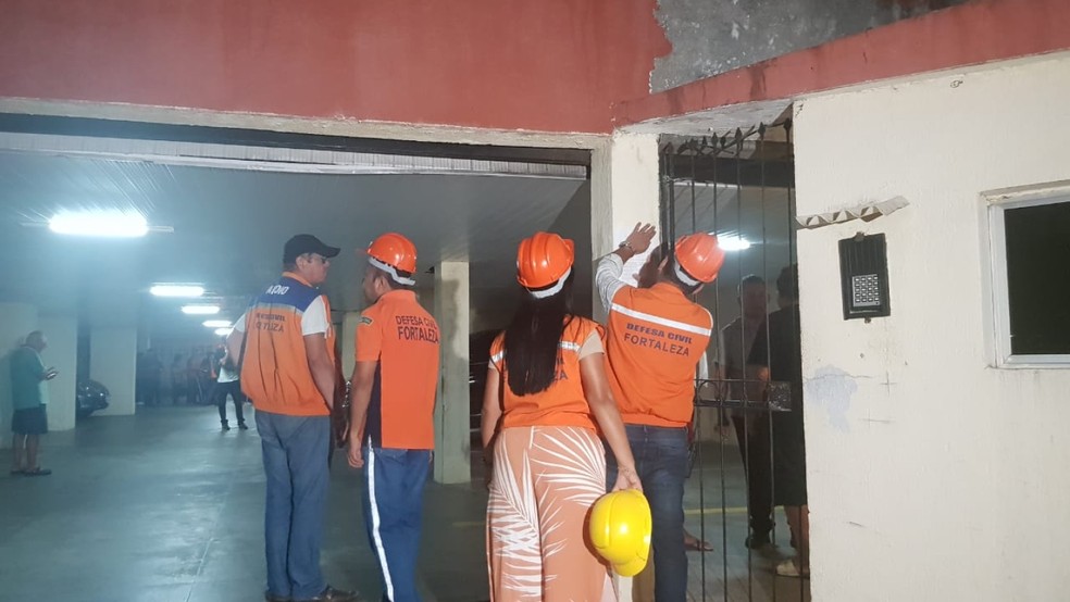 Defesa Civil interdita prédio com colunas degradadas, e moradores deixam residências — Foto: Rafaela Duarte/SVM