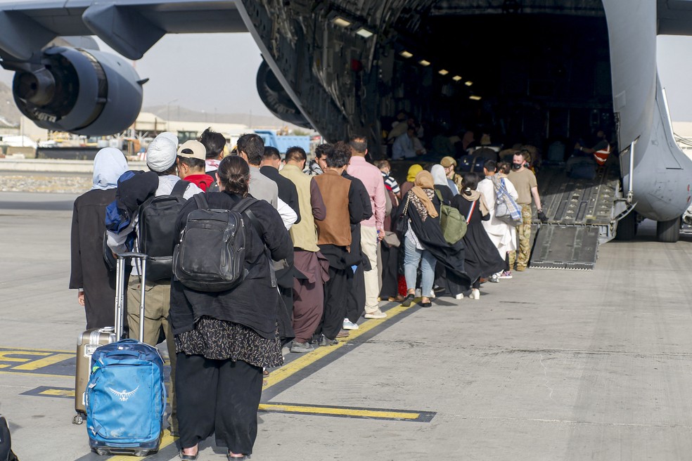 Imagem cedida pelo Corpo de Fuzileiros Navais dos EUA mostra pessoas embarcando num Globemaster III C-17 durante uma evacuação no Aeroporto Internacional Hamid Karzai, Cabul, Afeganistão, em 18 de agosto de 2021 — Foto: AFP/US MARINES CORP/Lance Cpl. Nicholas GUEVARA