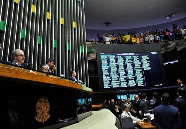 Eduardo Cunha conduz votação na Câmara sobre redução da maioridade penal; ao fundo, manifestantes  (Foto: Luis Macedo/ Câmara dos Deputados/Fotos Públicas)