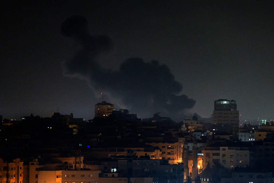 Fumaça sobe na cidade de Gaza após bombardeios de Israel
