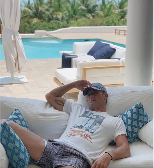 Tim McGraw na mansão construída por ele em sua ilha particular (Foto: Instagram)