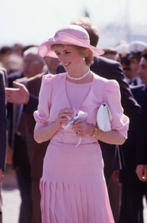 Diana usa vestido Catherine Walker e chapéu John Boyd na Sicília, na Itália, em 1985