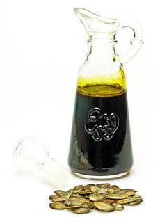 pumpkin seed oil with seeds (Foto: Thinkstock)