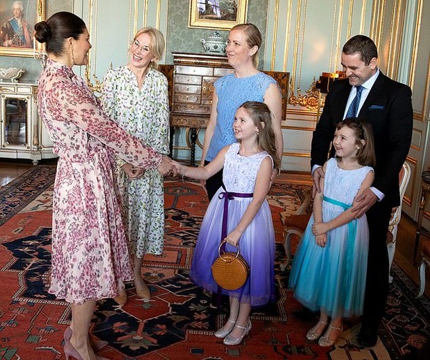Emilia estava acompanhada da irmã e dos pais (Foto: Reprodução/Daily Mail)