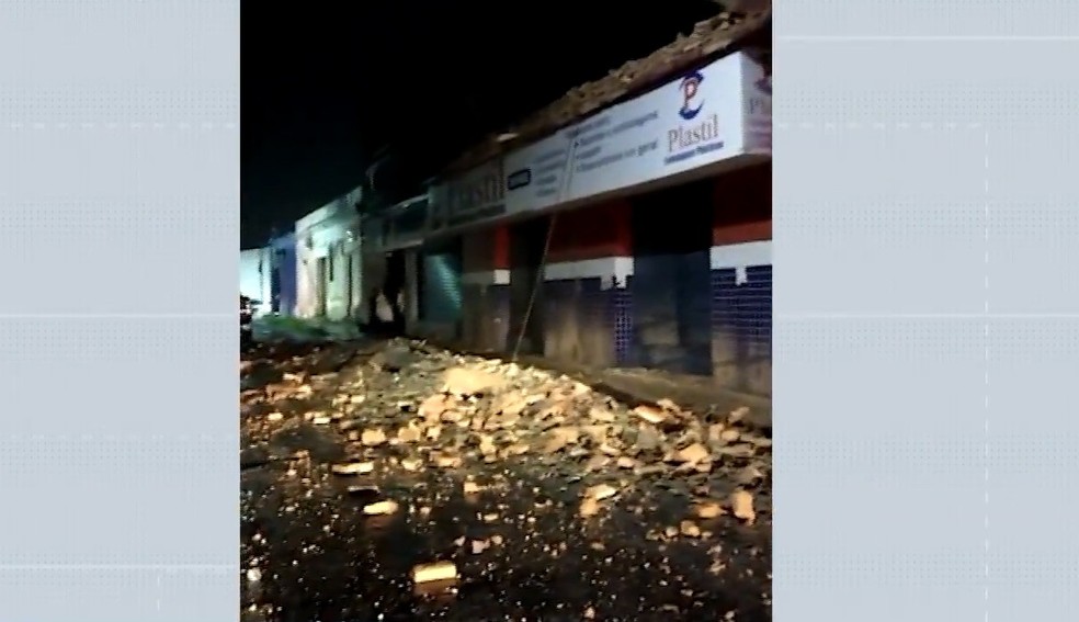 Chuva forte causa desabamento de marquise de loja em Codó — Foto: Reprodução/TV Mirante