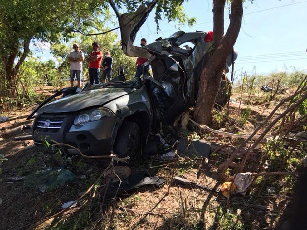 Carro ficou destruído após acidente que deixou cinco pessoas mortas na Paraíba — Foto: Beto Silva/TV Paraíba