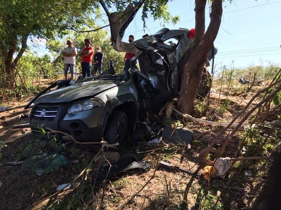 Carro ficou destruído após acidente que deixou cinco pessoas mortas na Paraíba — Foto: Beto Silva/TV Paraíba