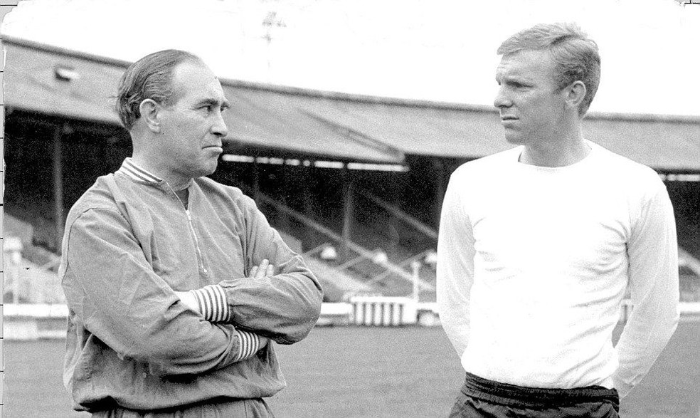 Bobby Charlton e Alf Ramsey — Foto: Leonardo Miranda