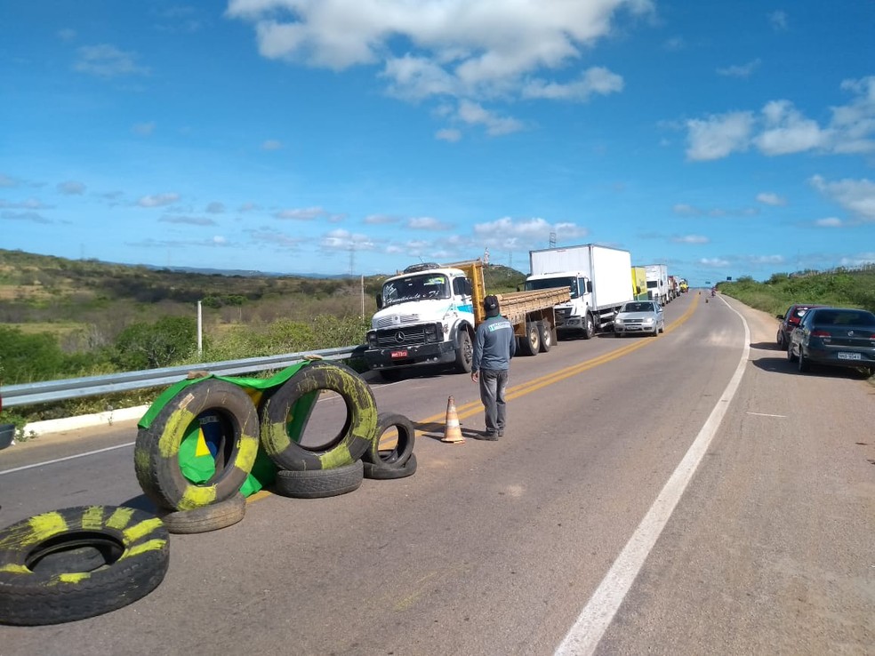 Pneus bloqueiam parcialmente a BR-226 em Santa Cruz, RN (Foto: Édipo Natan)