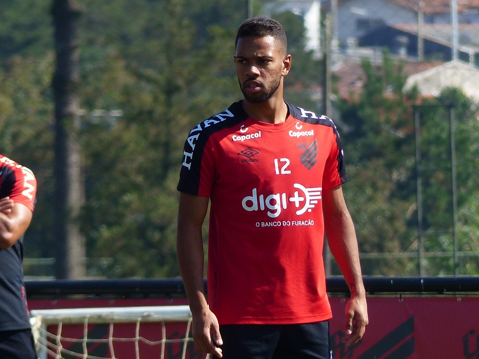 Renan Lodi deve desfalcar o Athletico contra o River Plate — Foto: Monique Silva
