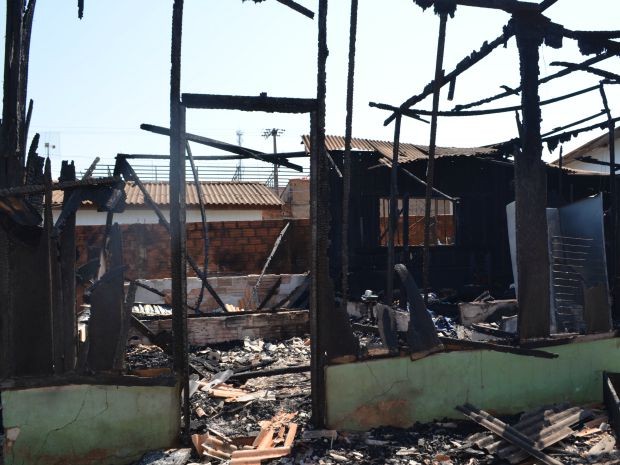 Residência ficou totalmente destruída após incêndio (Foto: Eliete Marques/ G1)