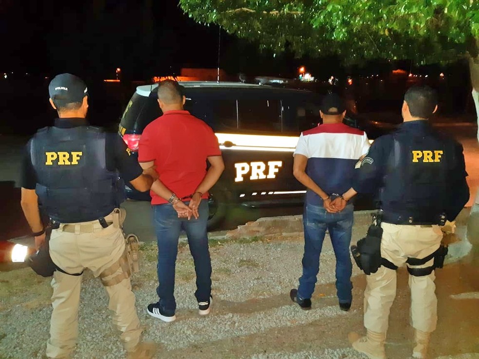 Homens detidos de posse de carro adulterado  — Foto: Divulgação/ PRF