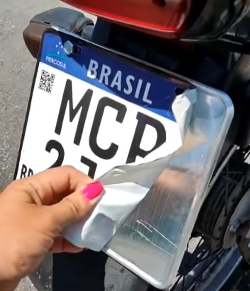 Placa adesiva flagrada em moto na SC-401 em Florianópolis — Foto: PMRv/Divulgação