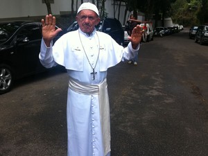 Roque Estevão da Cruz, 72 anos, de Aracaju, se vestiu de sósia do Papa Francisco (Foto: Matheus Giffoni/G1)