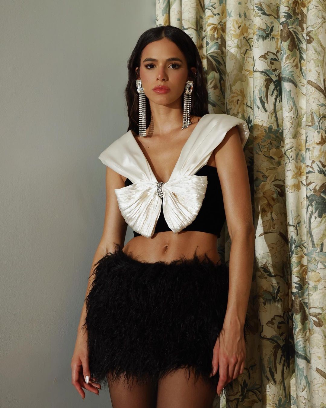 Bruna Marquezine publica fotos com mini saia de plumas da Yves Saint Laurent (Foto: Reprodução / Instagram)