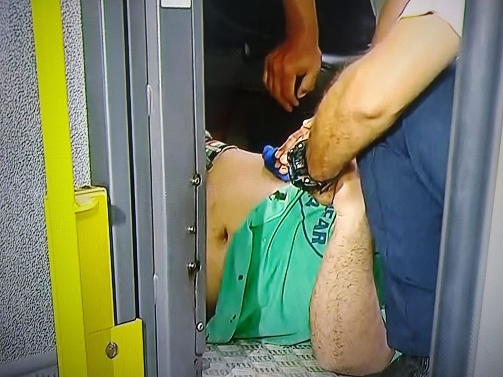 Homem esfaqueado — Foto: TV Sergipe/Reprodução