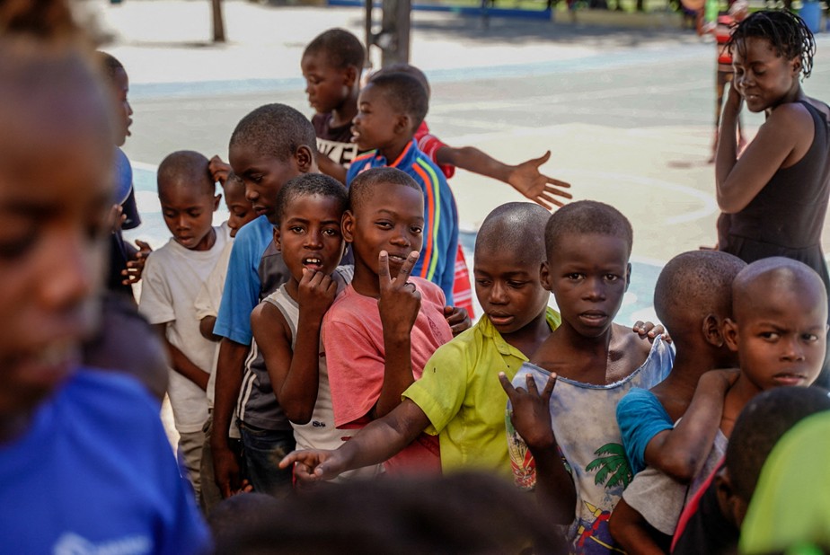 Crianças se refugiam em escola católica em Porto Príncipe, no Haiti