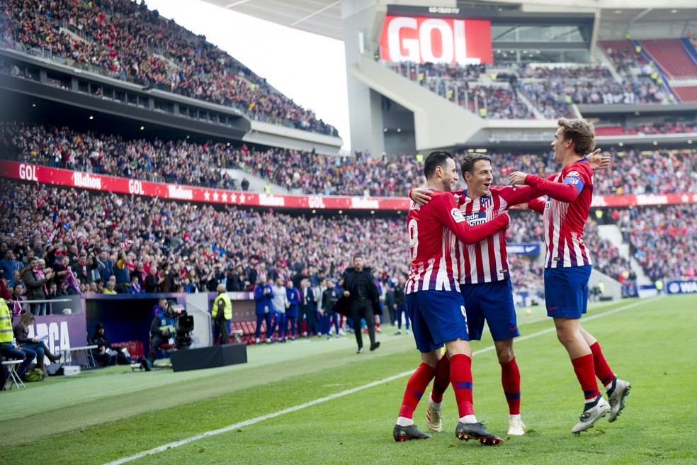 Kalinic, Arias e Griezmann comemoram o primeiro gol do Atlético de Madrid sobre o Alavés — Foto: AFP