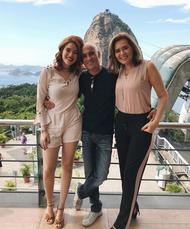 A ex-BBB Ana Clara com os pais, Eva e Ayrton (Foto: Reprodução/Instagram)