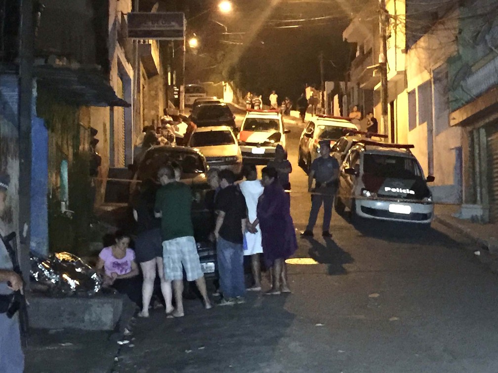 Quatro pessoas morreram em uma chacina na Vila Albertina, na região do Tremembé, Zona Norte de São Paulo, na madrugada desta quinta-feira (9). Três homens e uma mulher foram baleados por volta das 2h na Rua Gabriel Martins com a Rua Luiz Nunes e morreram no local (Foto: Mario Ângelo/Sigmapress/Estadão Conteúdo)
