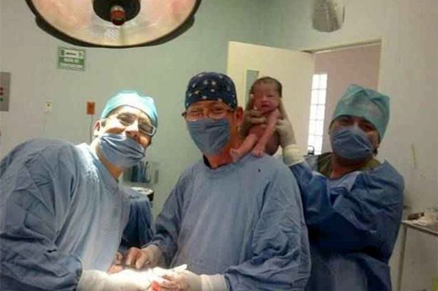 Os médicos fizeram uma selfie com o bebê ainda na sala de parto (Foto: Reprodução/ Facebook)