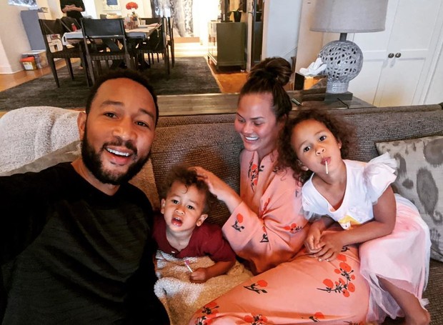 John Legend, Chrissy Teigen e filhos (Foto: Reprodução / Instagram)