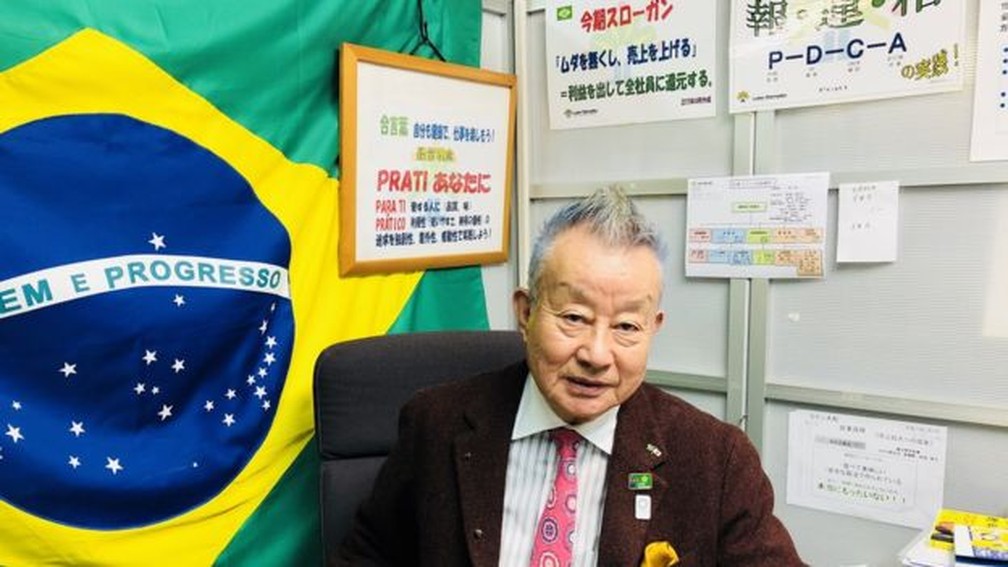Aos 82 anos, o empresÃ¡rio Toyoharu Kurihara se aposentou da direÃ§Ã£o e agora pega dois Ã´nibus e vÃ¡rios trens para ir trabalhar â Foto: Arquivo pessoal/BBC