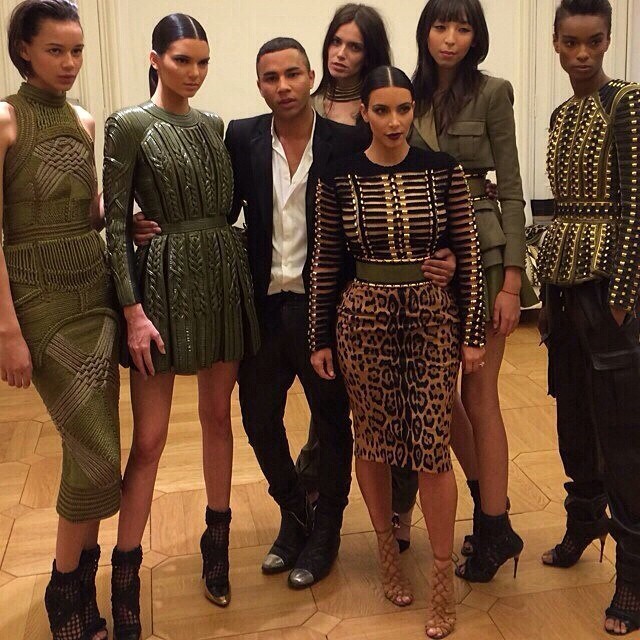 Kim Kardashian com Kendall Jenner, modelos e o estilista Olivier Rousteing (Foto: Reprodução/Instagram)
