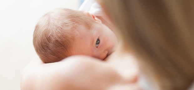 Bebê amamentando (Foto: Shutterstock)