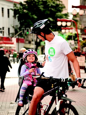 O atendente Wagner Hirata e a filha Melissa; bicicleta; filhos (Foto: Raoni Maddalena)