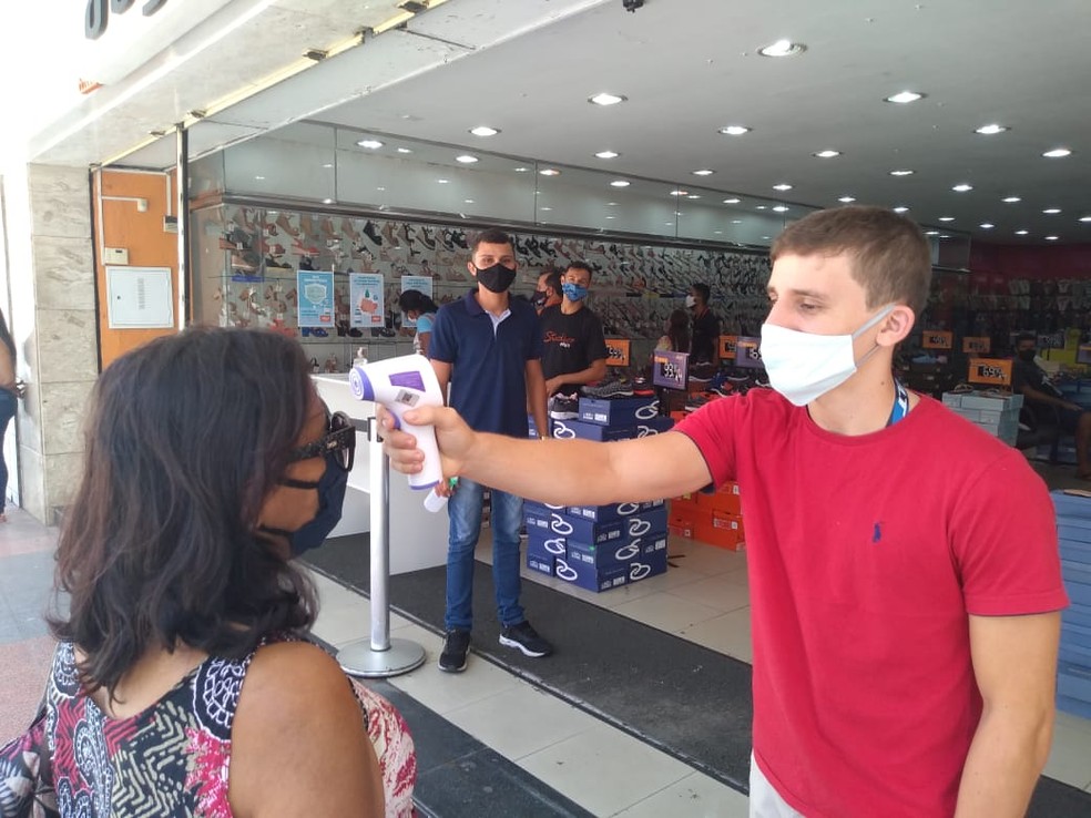 Aferição da temperatura não estava sendo feita nas barreiras sanitárias do centro de Maceió nesta manhã, apenas por lojistas no momento da entrada dos clientes nas lojas — Foto: Carolina Sanches/TV Gazeta