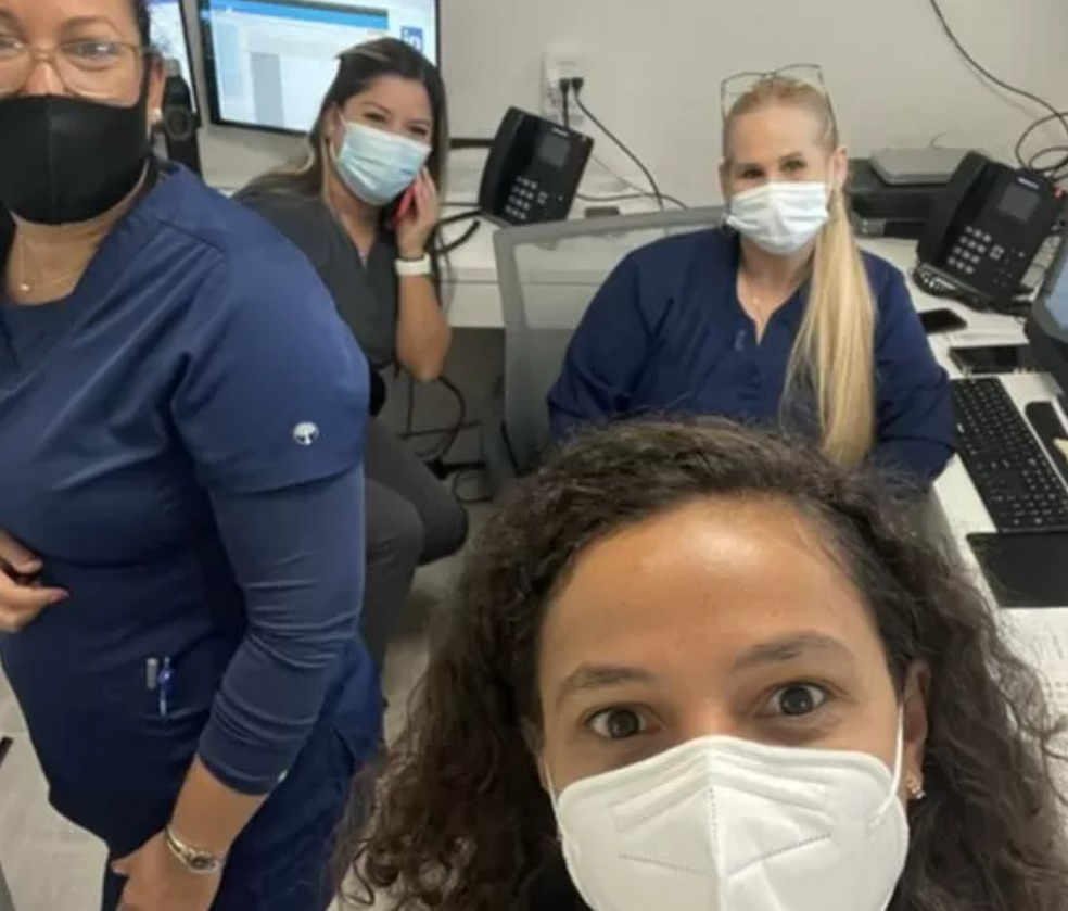 Ana Paula com colegas de trabalho na clínica que trabalha em Miami, nos EUA — Foto: Arquivo pessoal