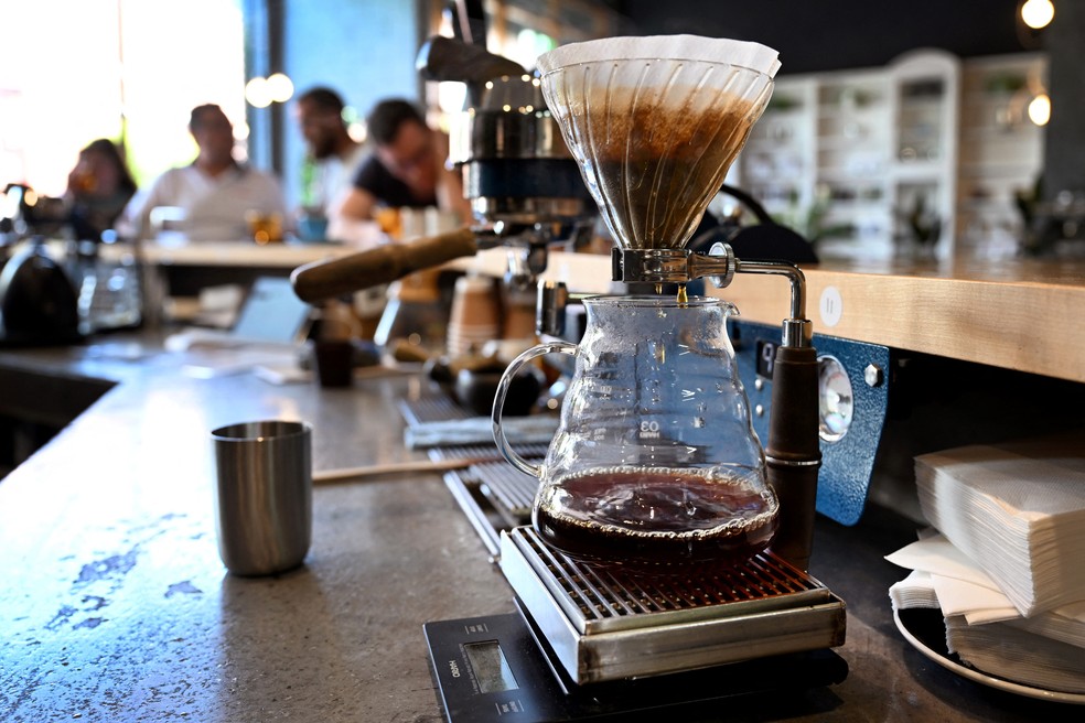 Café sendo filtrado no café Proud Mary em Melbourne. — Foto: William West/AFP