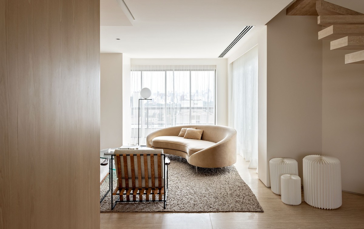 SALA | O sofá "ON" é de Niemeyer para a Etel. Poltronas M1, e mesa de centro são da mesma marca (Foto: Fran Parente / Divulgação)