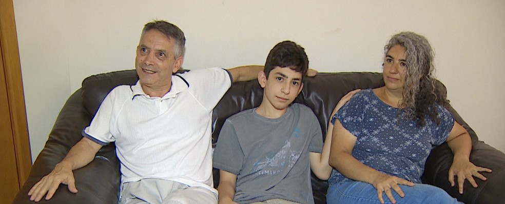 FamÃ­lia comemora aprovaÃ§Ã£o de adolescente de 15 anos no ITA â€” Foto: TV Vanguarda/ ReproduÃ§Ã£o