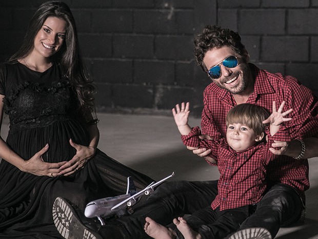Hudson com a mulher, Thayra Machado, e o filho do casal, Davi (Foto: Lidi Lopez)