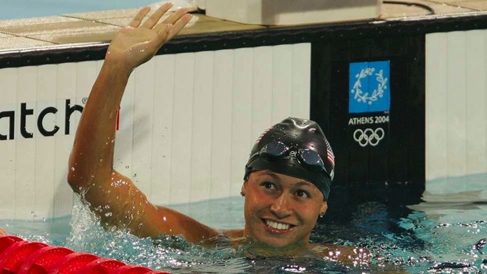 Tara Kirk Sell ganhou uma medalha de prata na Olimpíada de Atenas 2004; hoje ela é especializada em segurança em saúde — Foto: Getty Images via BBC