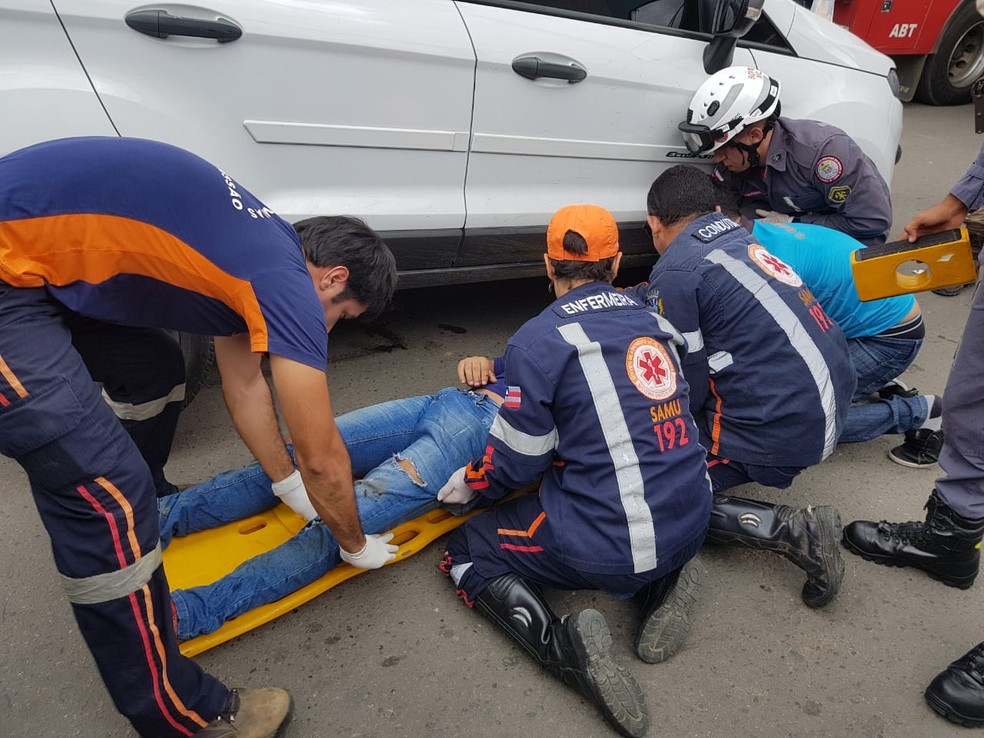 Homem foi levado para hospital pelo Samu — Foto: Divulgação/Corpo de Bombeiros 