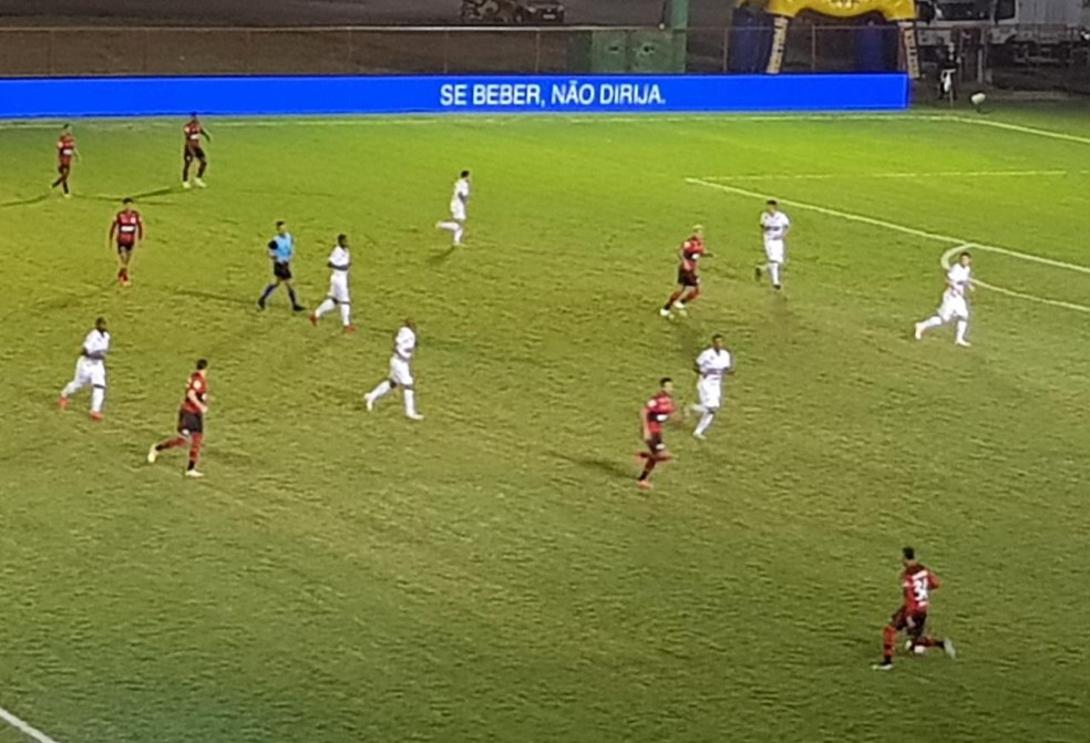 Flamengo e Portuguesa se enfrentam na Ilha &mdash; Foto: Fred Huber