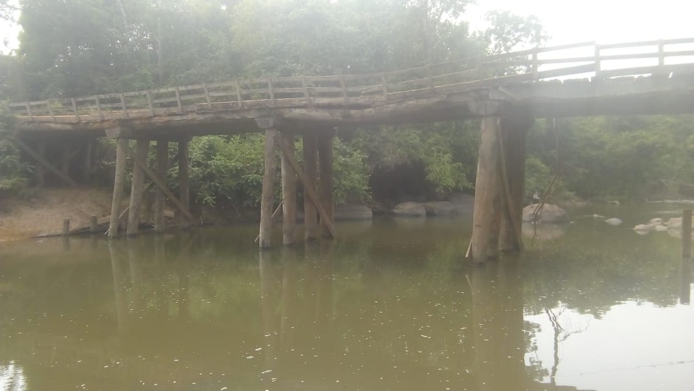 Após queda, ponte precisou ser interditada.  — Foto: Divulgação/Secretaria de Obras de Espigão D'Oeste